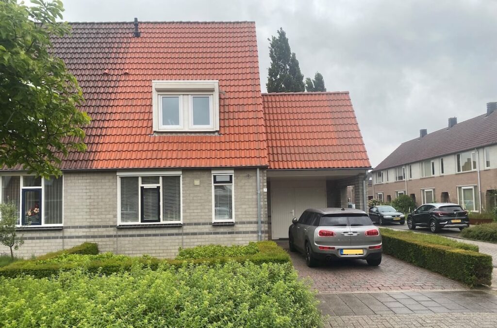 Softwash reiniging dak met voor-na aanzicht