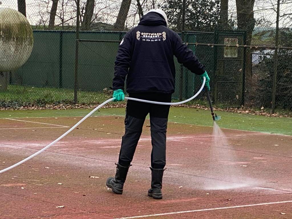 Softwash reiniging speelvelden sportvereniging