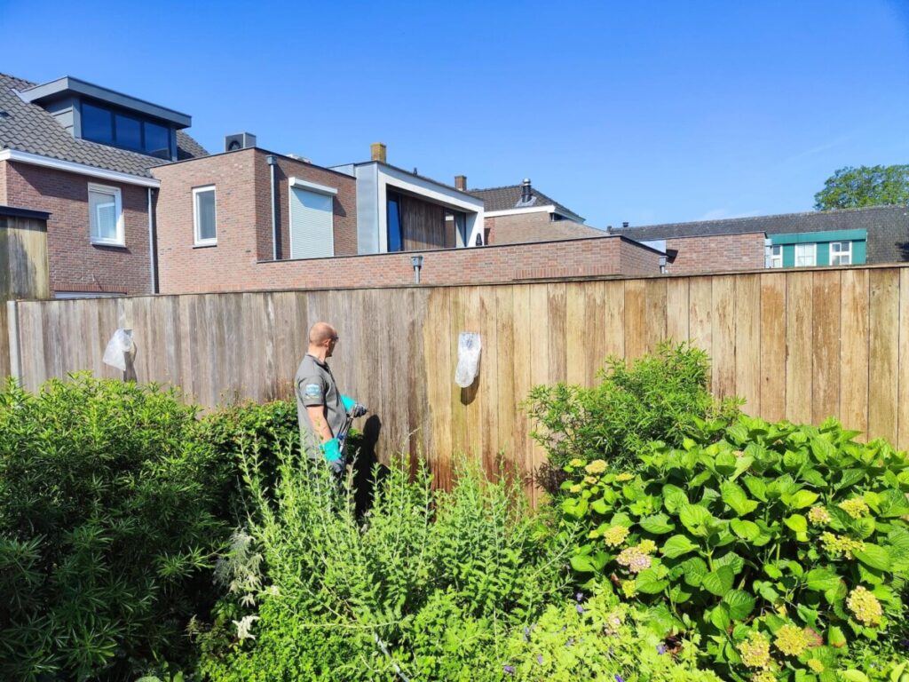 Softwash schuttingreiniging veilig voor de tuin