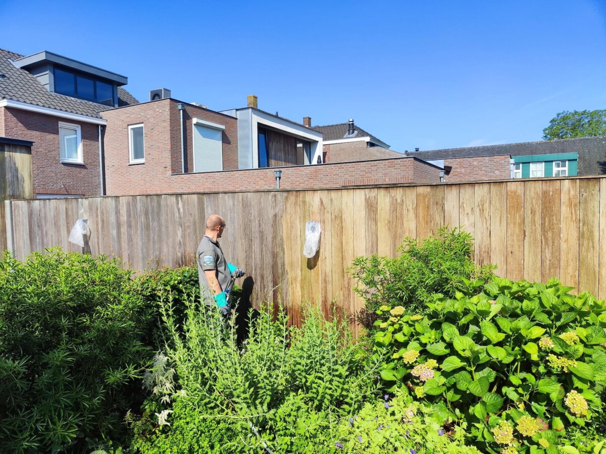 Softwash schuttingreiniging veilig voor de tuin