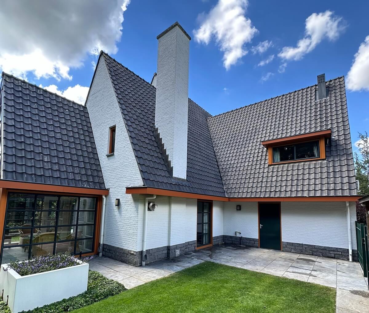 Schoon dak na Softwash reiniging