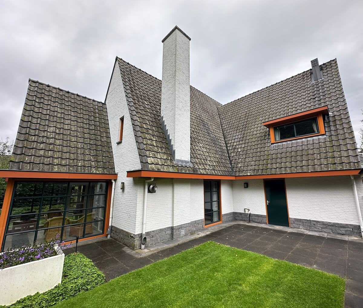 Vuil dak vóór Softwash reiniging